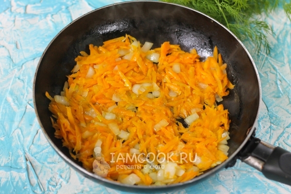 Обжарить лук с морковью