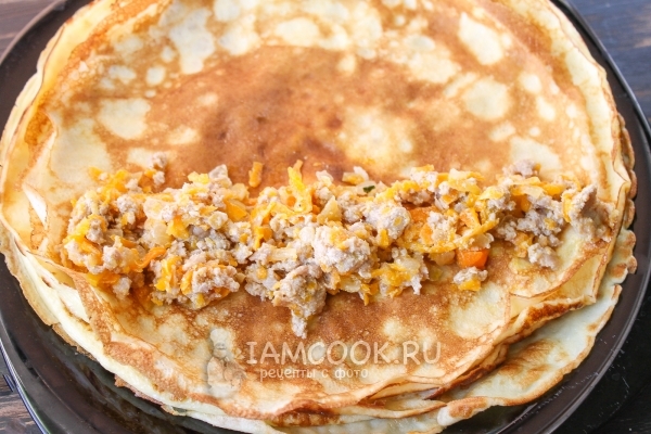 Положить начинку на блин