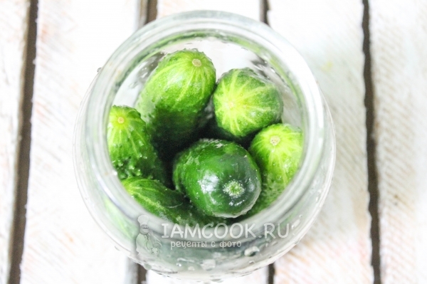 Положить огурцы в банку