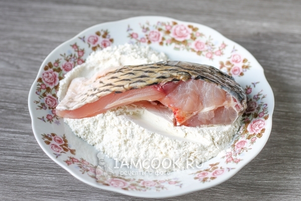 Обвалять рыбу в муке