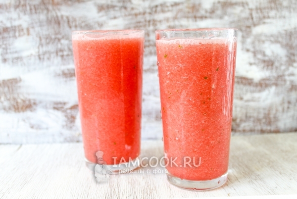 Перелить смузи в стаканы