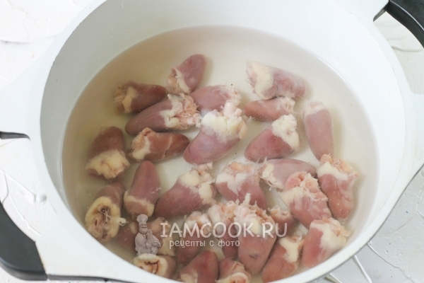 Положить куриные сердечки в воду