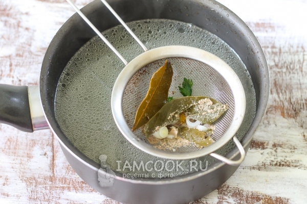 Процедить бульон