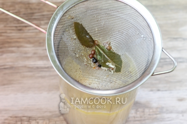 Процедить бульон