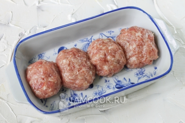 Положить фрикадельки в форму
