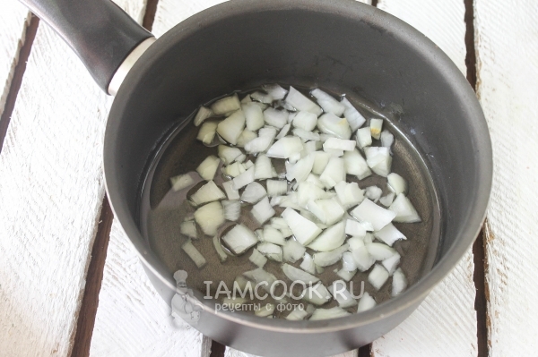 Обжарить лук