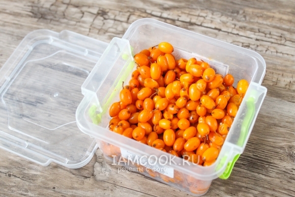 Положить облепиху в контейнер