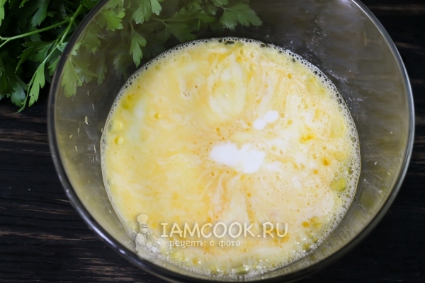 Влить масло и кефир