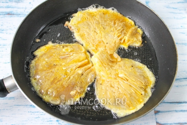 Положить грибы в кляре на сковороду