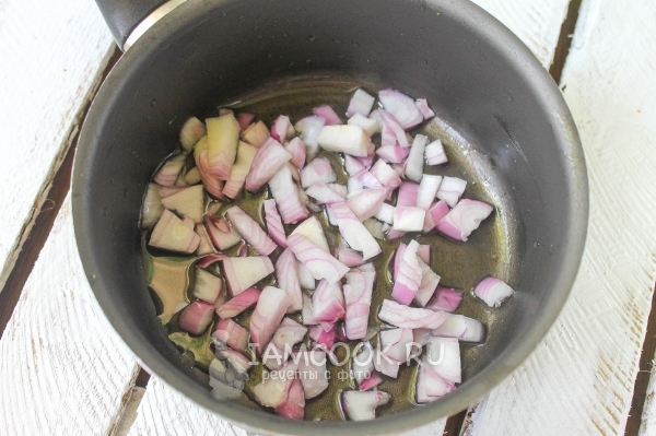 Обжарить лук