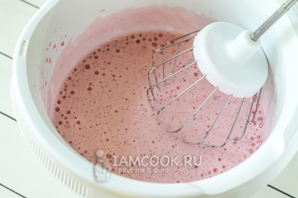 Влить малиновое пюре