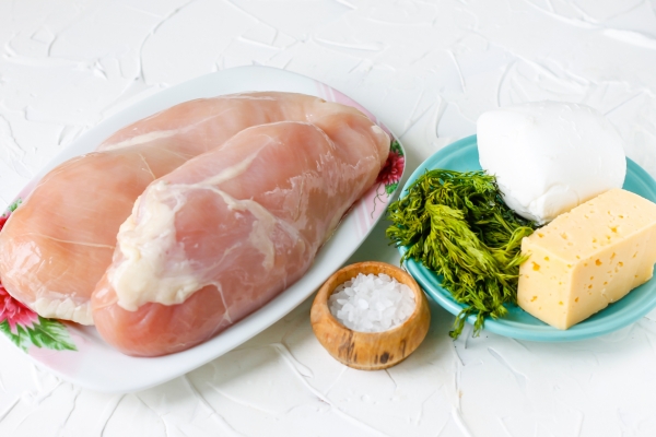 Ингредиенты для куриного филе (грудки) в духовке с сыром