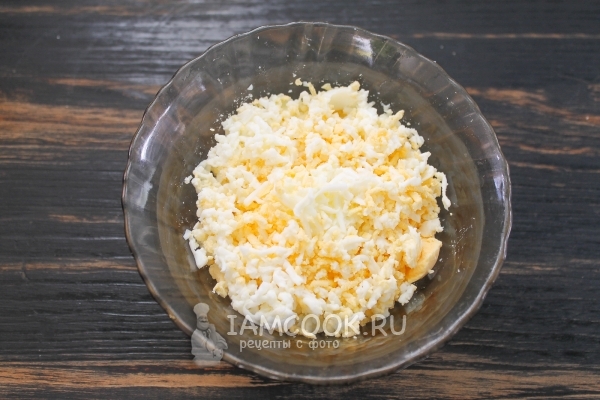 Натереть яйца
