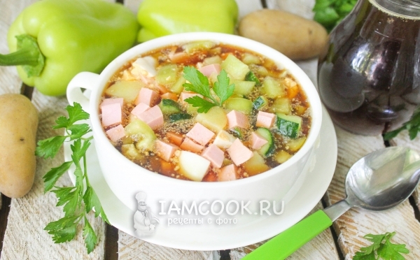 Фото классической окрошки с колбасой на квасе