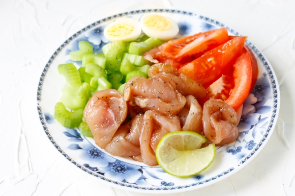 Соединить компоненты салата