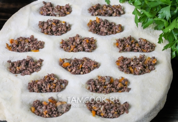 Положить на тесто начинку