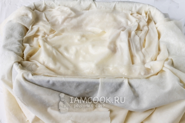 Выложить тесто и начинку слоями