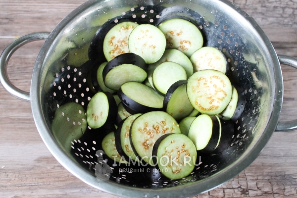 Промыть баклажаны