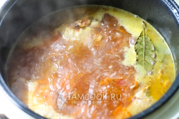 Положить лавровый лист