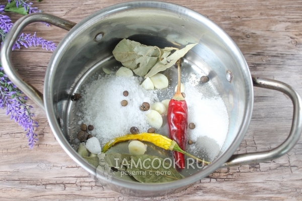 Положить в кастрюлю специи, соль и сахар