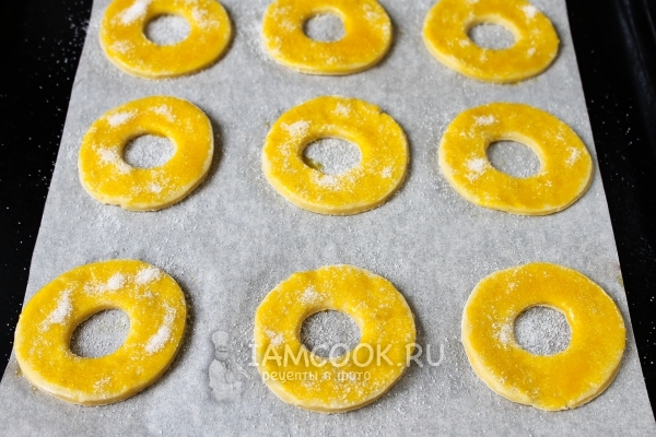 Посыпать кольца сахаром