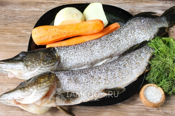 Ингредиенты для тушеной щуки с овощами (с морковью и луком)