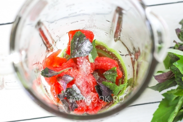 Добавить соль, сахар и базилик