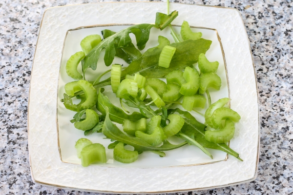 Соединить сельдерей с рукколой