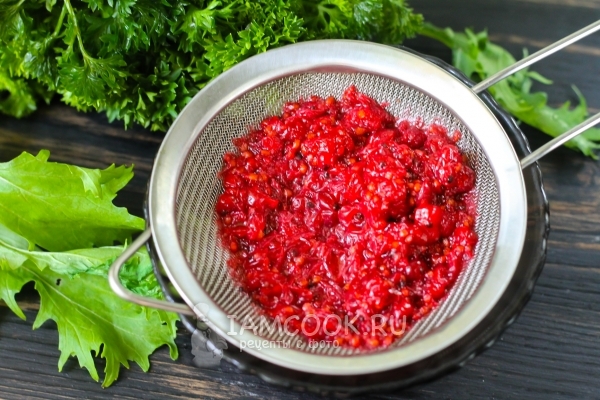 Протереть ягоды через сито