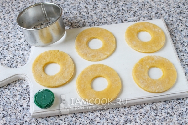 Вырезать из теста кольца