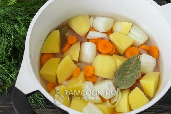 Добавить картофель и воду