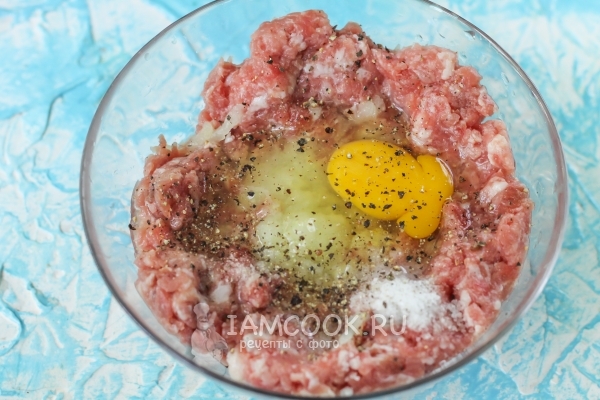 Соединить фарш, яйцо, соль и специи