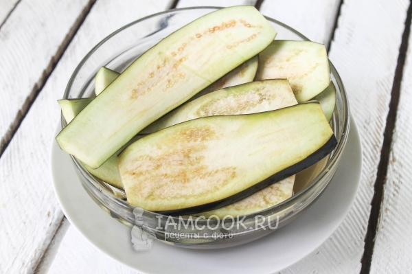 Положить баклажаны в соленую воду