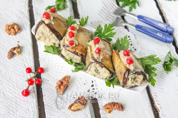 Готовые рулетики из баклажанов с грецкими орехами