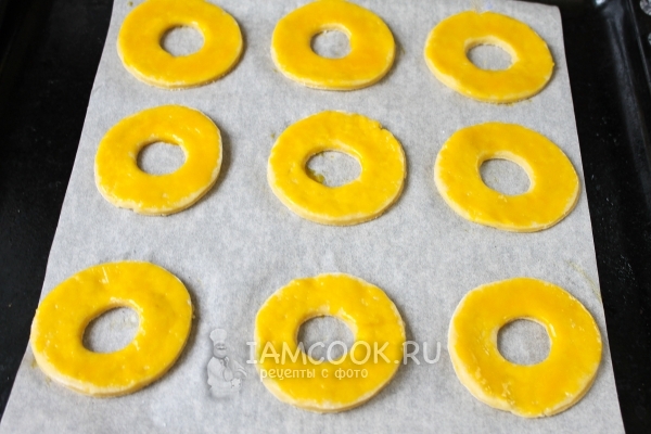 Смазать кольца желтком