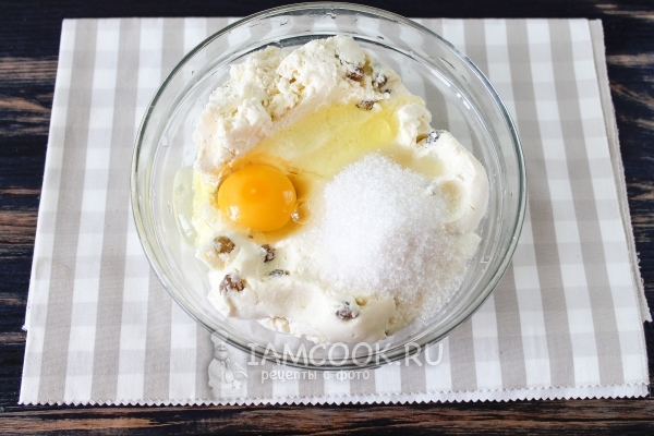 Соединить творог, яйцо и сахар