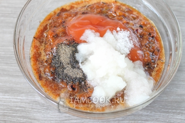 Добавить томатную пасту, соль, перец и сахар