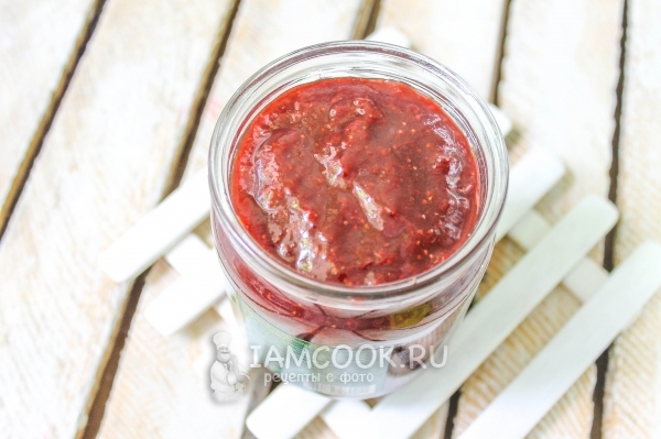 Клубничный конфитюр в открытой банке