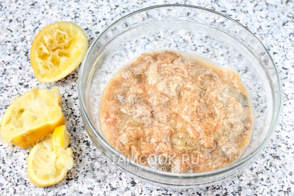 Влить лимонный сок в икру