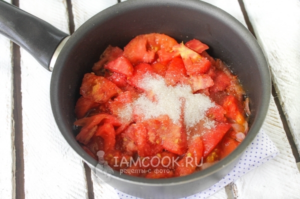 Добавить помидоры, соль и сахар