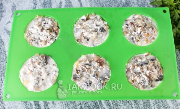 Залить смесью майонеза с желатином