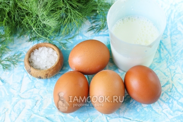 Ингредиенты для воздушного омлета с молоком на сковороде