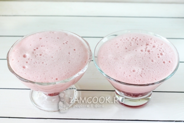 Разлить мусс по креманкам