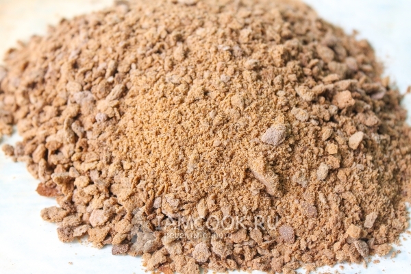 Измельчить корж в крошку