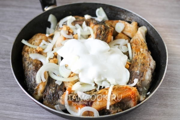 Положить сметану