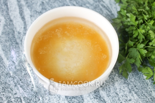 Замочить желатин в воде