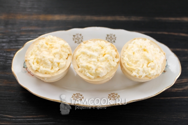 Выложить яичную массу в тарталетки