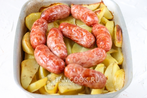 Готовые купаты с картошкой в духовке