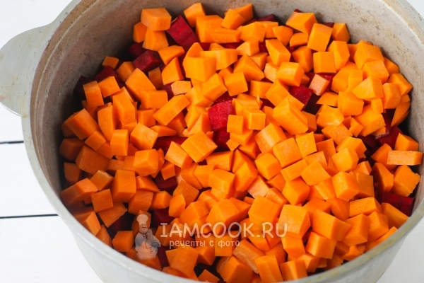 Положить кубики моркови