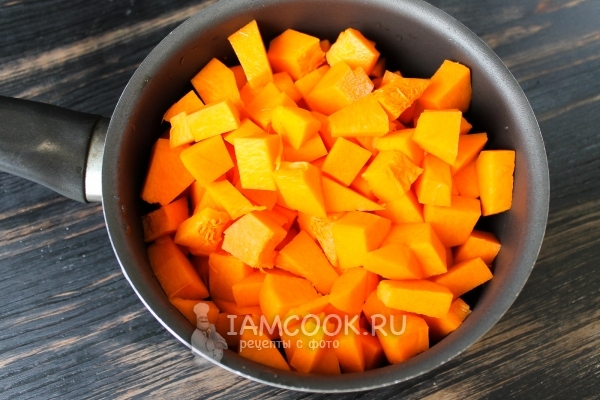 Положить тыкву в сотейник